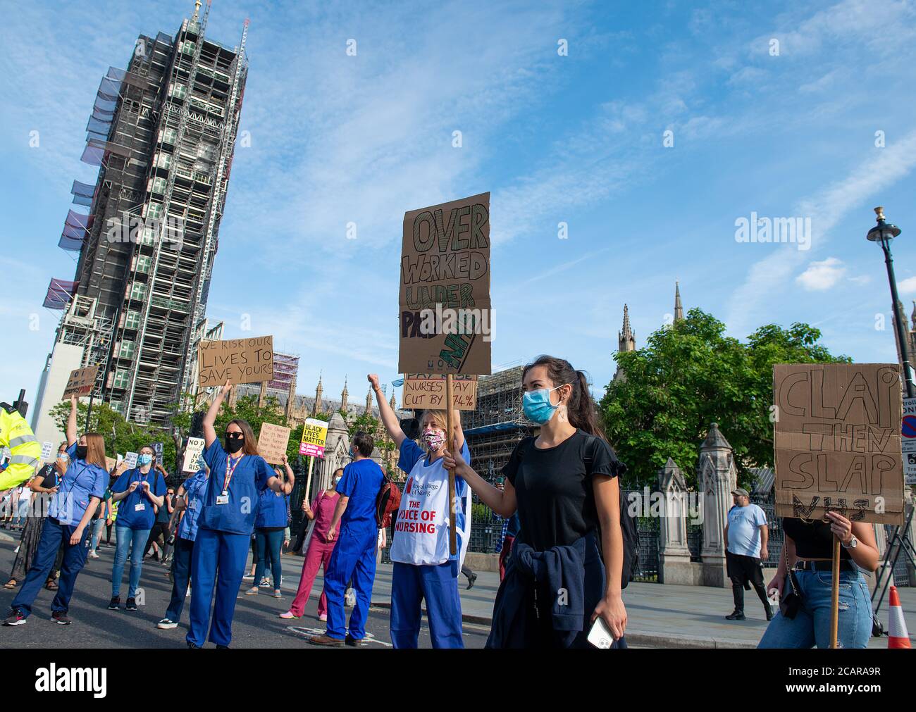 NHS (National Health Service) Arbeiter marschieren aus Protest vom St. Thomas' Hospital zur Downing Street, London, um eine Lohnerhöhung von der Regierung zu fordern. Stockfoto