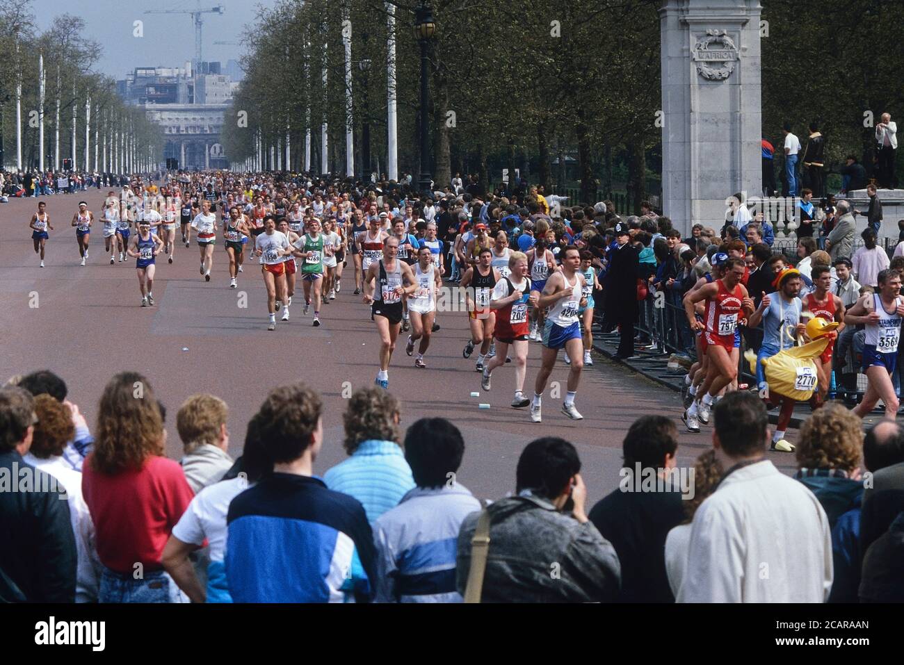 Athleten laufen entlang der Mall beim ADT London Marathon, England, UK.1989 Stockfoto