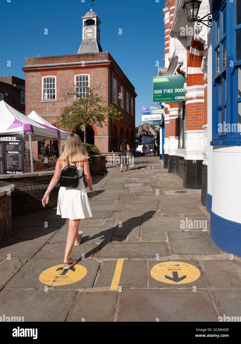 Shop Safe Shop Lokal - Reigate Surrey High Street Fußgängerzone Sichere Distanzierung & Einbahnmarkierungen während des Coronavirus Pandemie UK 2020 Stockfoto
