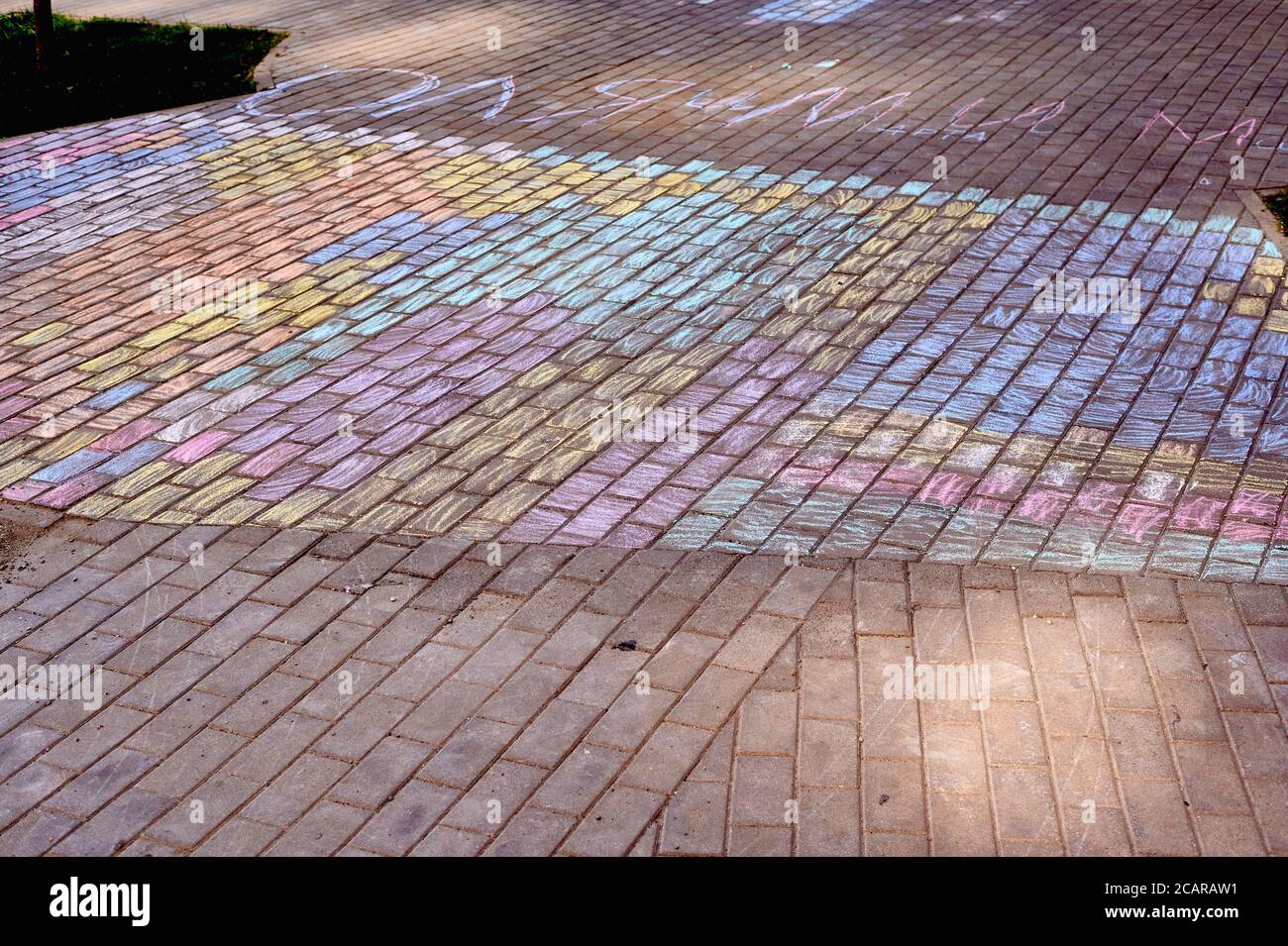Straßenfliesen sind von oben in Regenbogenfarben gefärbt Horizontal Stockfoto