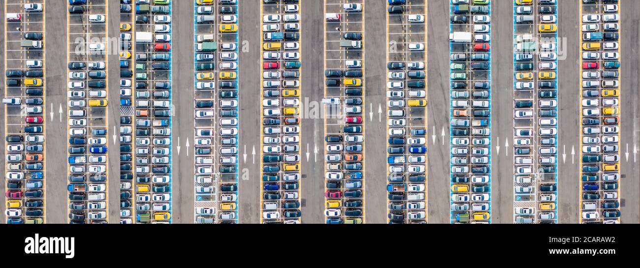 Leere Parkplätze, Luftbild. Viele Autos auf dem Parkplatz. Bunte launische Drohne schießen. Stockfoto