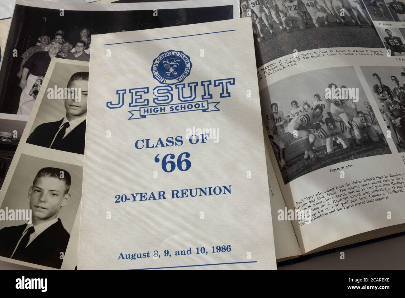 Still Life 20Year High School Reunion Programm auf einem Open Class Jahrbuch, Jesuit High School, Tampa, Florida, USA Stockfoto