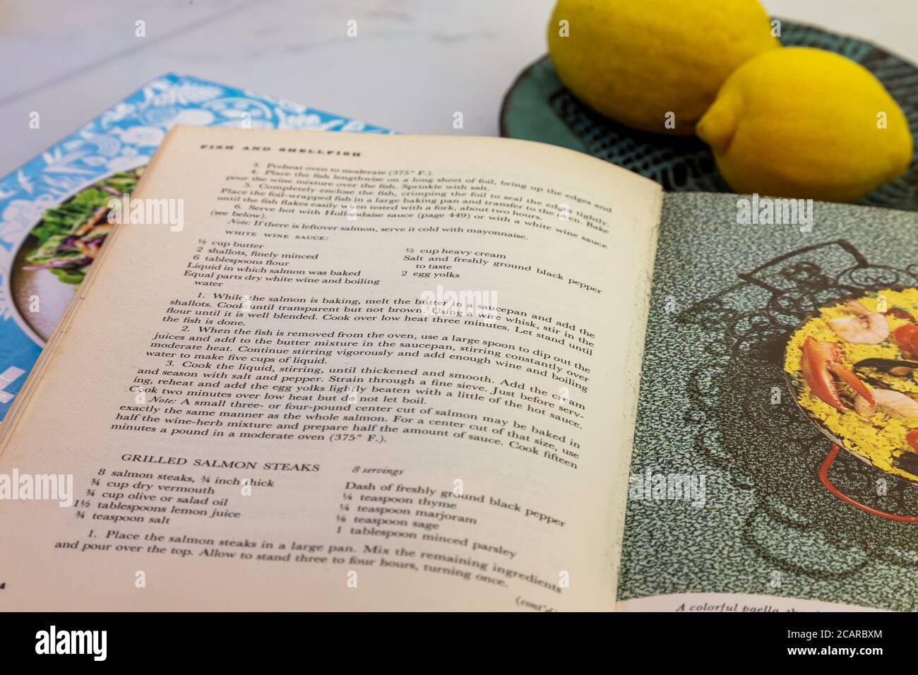 Öffnen Sie Vintage 1961 New York Times Cookbook on a Home Kitchen Counter, USA Stockfoto