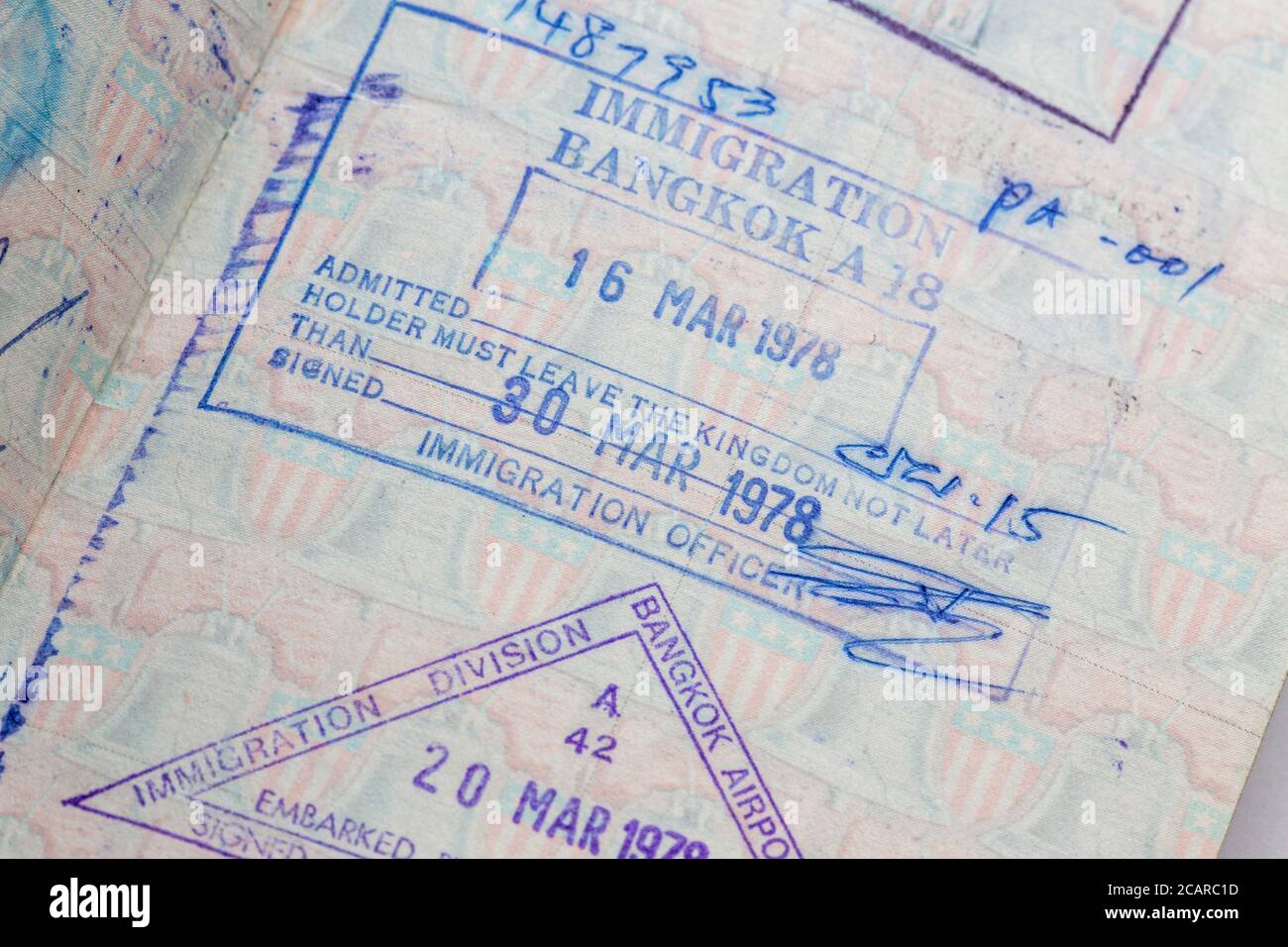 1978 US-Pass mit Einreisedokumentationsmarken aus verschiedenen Ländern Stockfoto