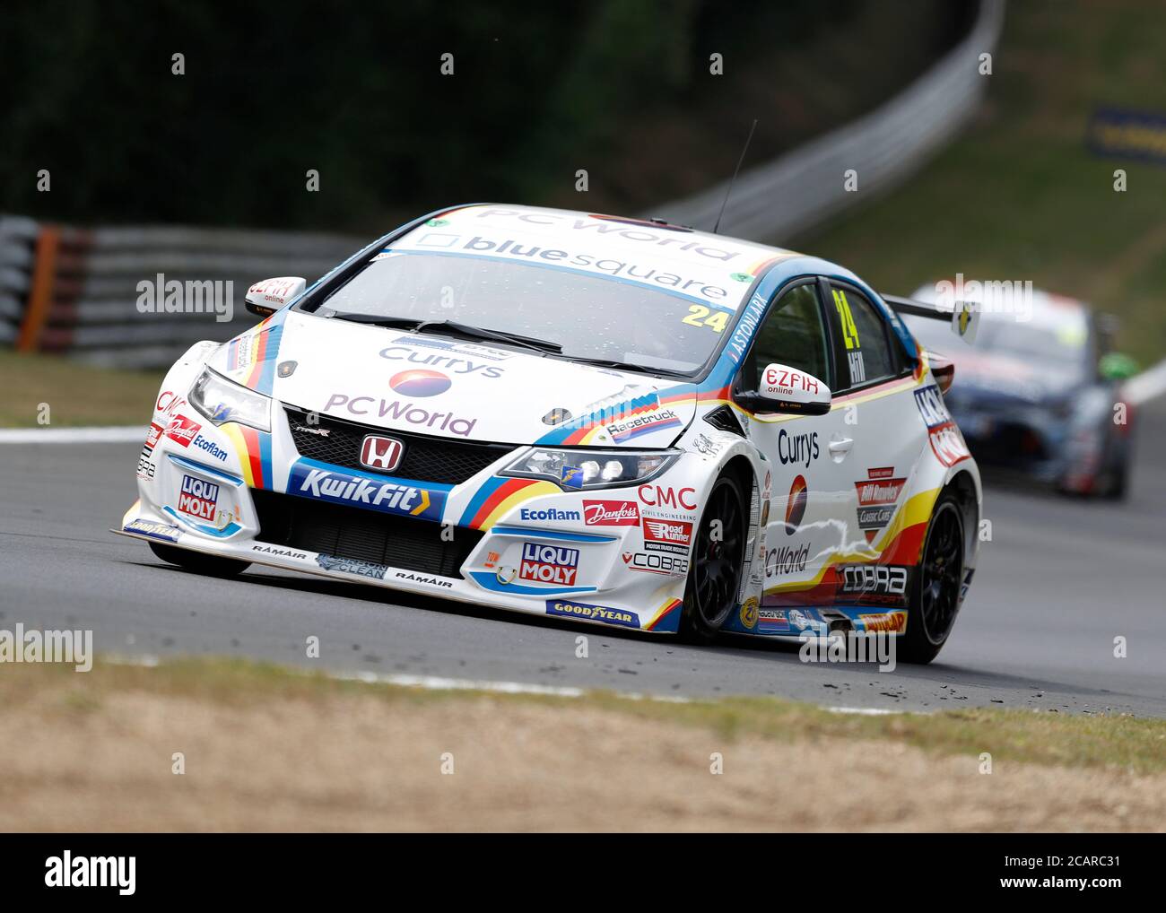 8. August 2020; Brands Hatch Circuit, West Kingsdown, Kent, England; Kwik Fit British Touring Car Championship, Qualifying Day; Jake Hill in seinem MB Motorsport beschleunigt durch Blue Square Honda Civic Type R (FK2) Stockfoto