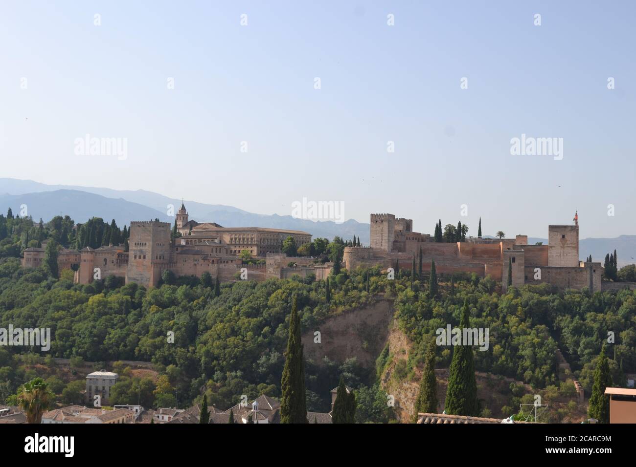 Mirador de San Nicolás mit Blick auf die Alhambra in Granada, Andalusien. Wir können auch den Pico Veleta in der Sierra Nevada sehen. Stockfoto