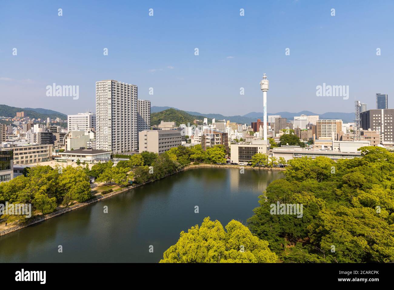 Blick vom Wasser auf die japanische Stadt Hiroshima im Südwesten der Insel Honshu, Japan. Die erste Stadt der Welt, die dem Nukl unterworfen wurde Stockfoto