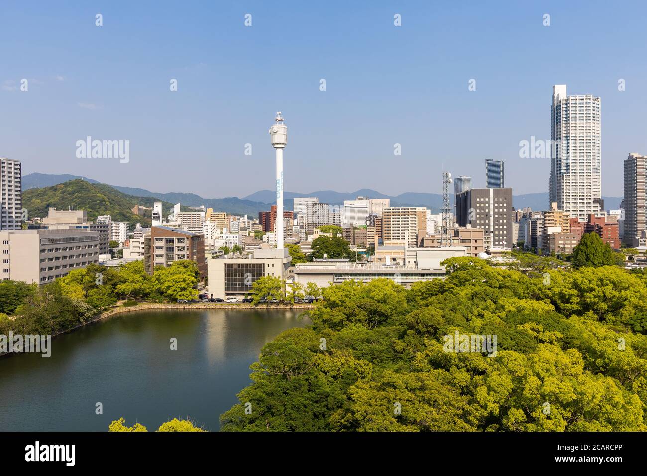 Blick vom Wasser auf die japanische Stadt Hiroshima im Südwesten der Insel Honshu, Japan. Die erste Stadt der Welt, die dem Nukl unterworfen wurde Stockfoto