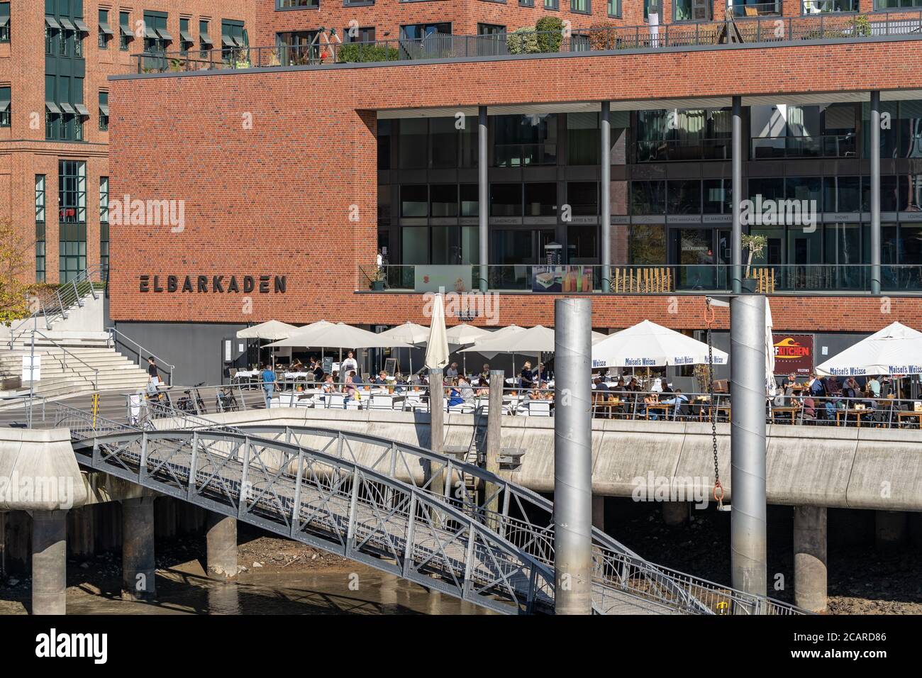 Die Elbarkaden an der Elbtorpromenade in der Hamburger HafenCity mit gut besuchter Gastronomie an einem sonnigen Tag. Stockfoto