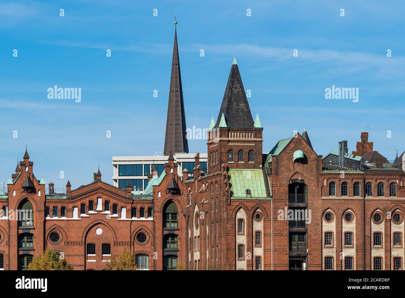Hamburg, Deutschland 10 03 2018, Blick vom Brooktorkai mit den Speichern zu weiteren Speicherhäusern am Hollaendischen Brook. The modern baeude dahinte Stockfoto