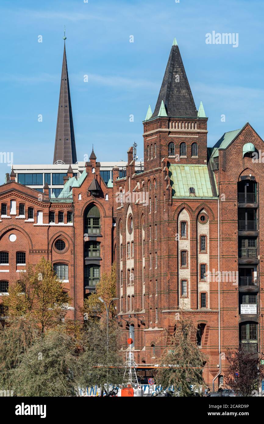 Hamburg, Deutschland 10 03 2018, Blick vom Brooktorkai mit den Speichern zu weiteren Speicherhäusern am Hollaendischen Brook. Im Hintergrund steht der Kirch Stockfoto