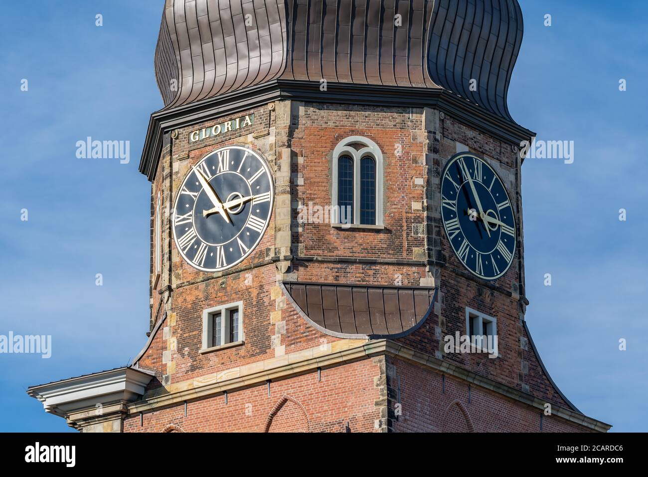 Blick auf die Turmuhr der Hauptkirche St. Katharinen in der Speicherstadt Hamburg, Deutschland. Die Kirche wurde 1659 eröffnet. Stockfoto