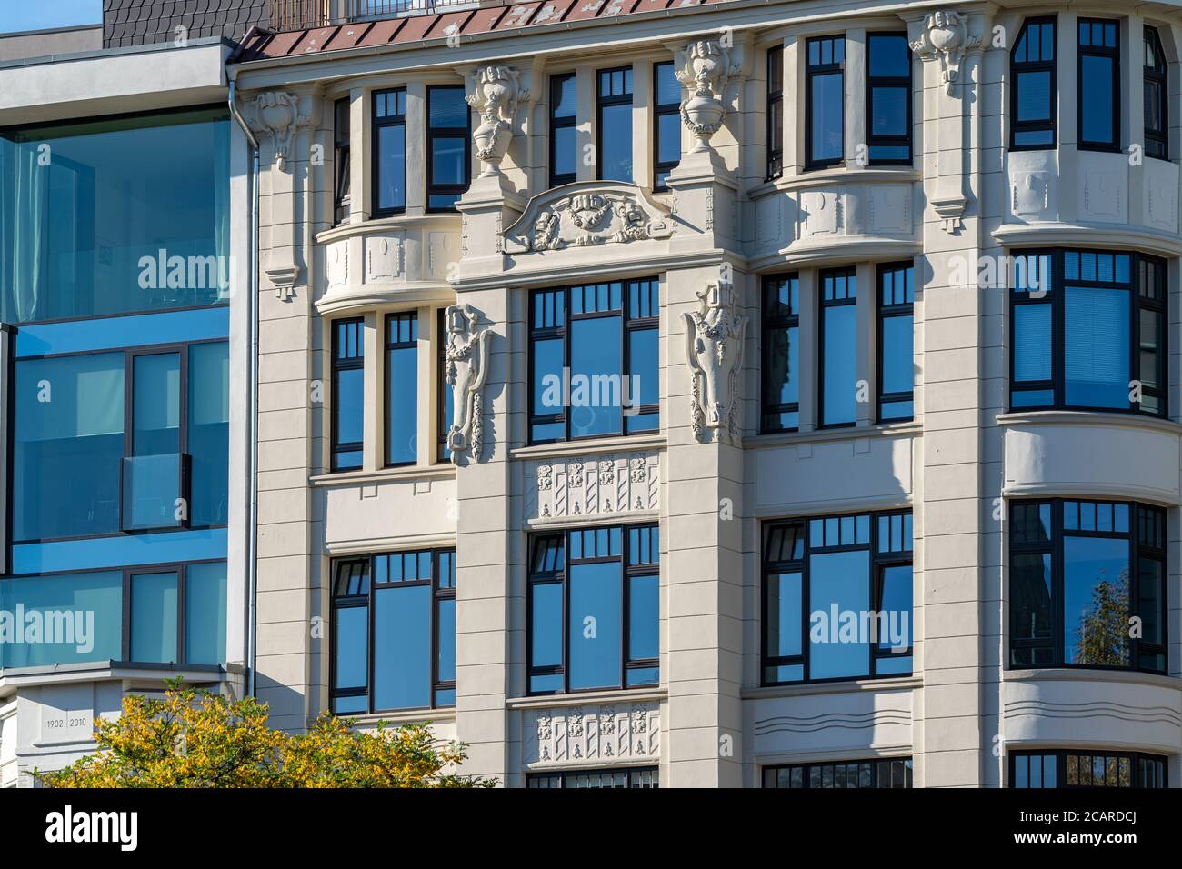 Die reich verzierte Fassade eines historischen Hauses in Hamburg. Stockfoto