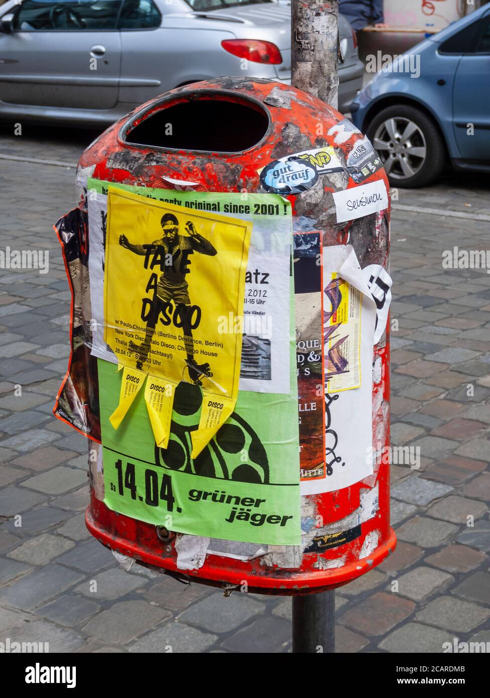 Schmutzige Mülltonnen mit Werbung auf der Straße im Schanzenviertel, Hamburg, 22. April 2012 Stockfoto