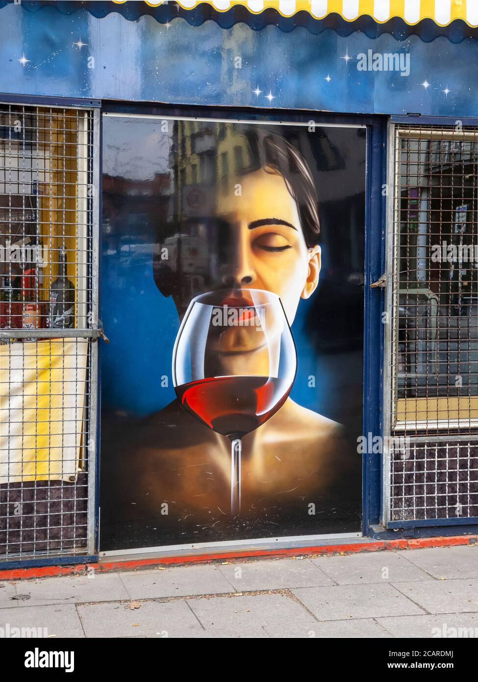 Illustration einer Frau, die mit geschlossenen Augen Wein genießt, Schanzenviertel, Hamburg, April 22, 2012. Stockfoto