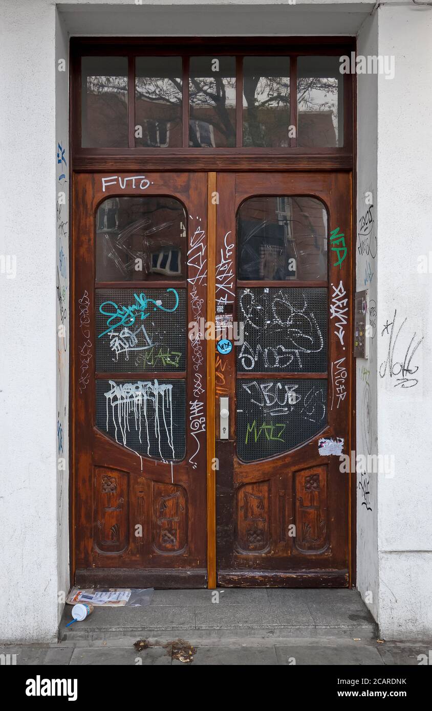 Alte Tür mit Graffiti besprüht im Hamburger Schanzenviertel (wahrscheinlich Schanzenstraße), Hamburg, Deutschland - 22. April 2012. Stockfoto