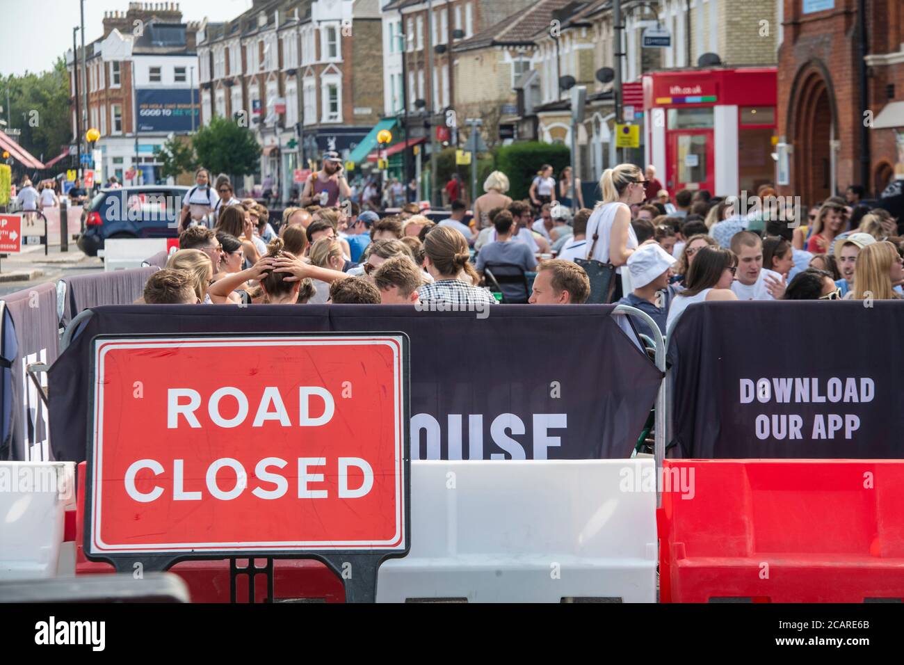 Northcote Road, Clapham schließt die Straße für Autos und öffnet die Straße für Restaurants und Bars an einem heißen Sommertag mit Lockdown Gesetze entspannt. Stockfoto