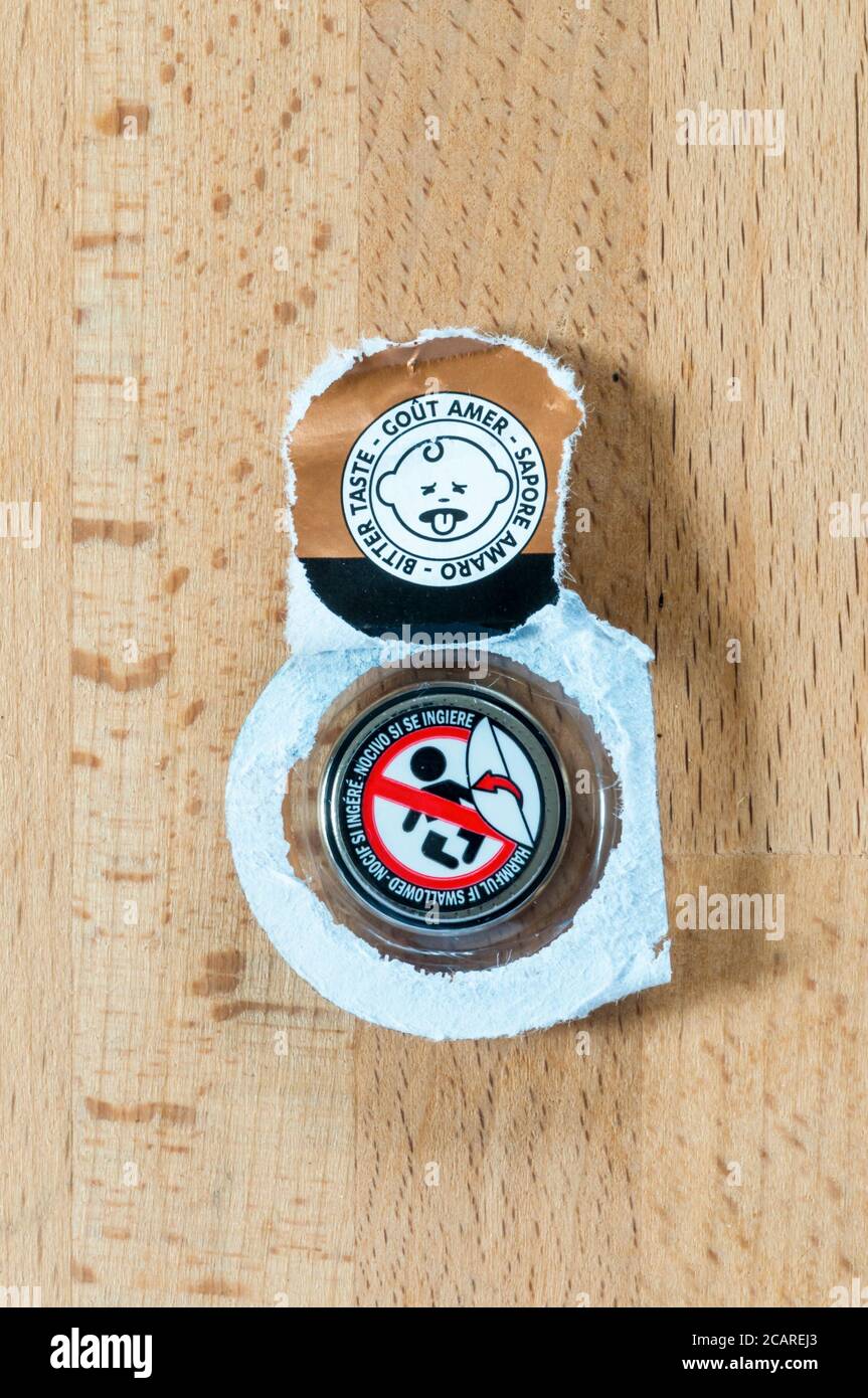 Gesundheitsschädlich bei Verschlucken und Babysymbol auf einer Lithiumbatterie. Stockfoto