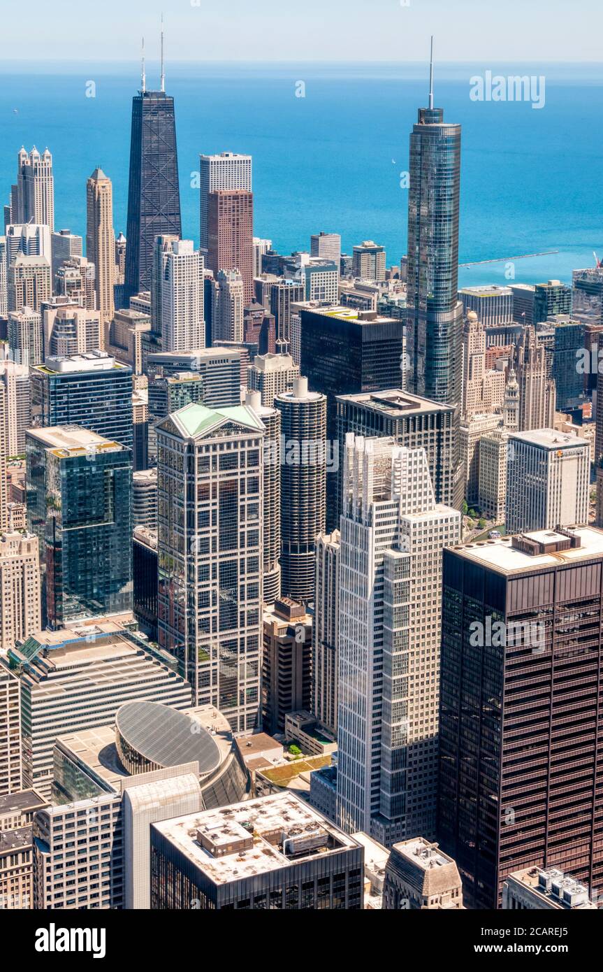 Dichte städtische Entwicklung der Innenstadt von Chicago mit Lake Michigan im Hintergrund. Vom Willis Tower aus gesehen. Stockfoto