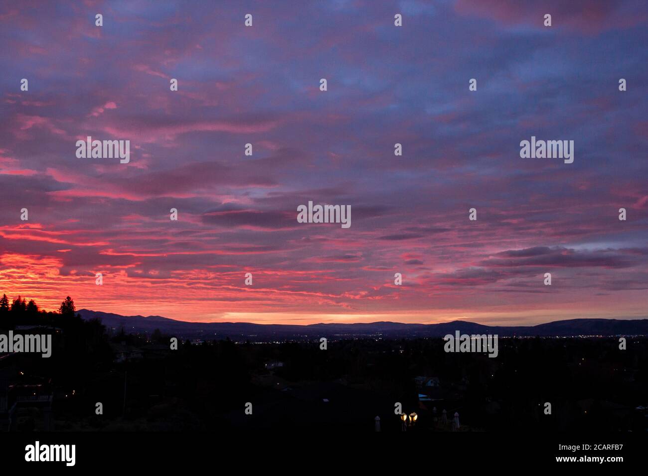 In den frühen Morgenstunden des Aprils in Yakima, Washington, gibt es einen lebhaften und farbenfrohen östlichen Himmel. Stockfoto