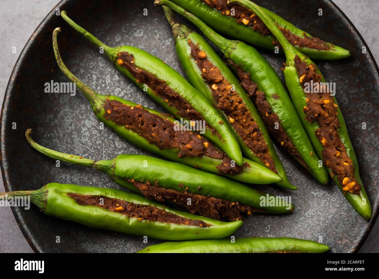 Bharwa Masala Mirch oder gefüllte grüne Chilis oder Bharli Mirchi, indische Küche Stockfoto