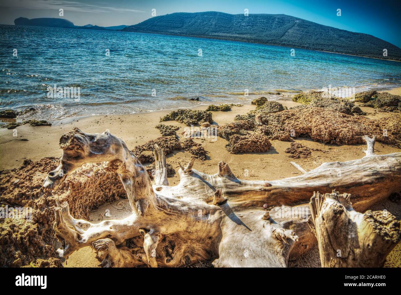 driftwood am Strand von Mugoni. Verarbeitet für hdr-Tonemapping-Effekt Stockfoto