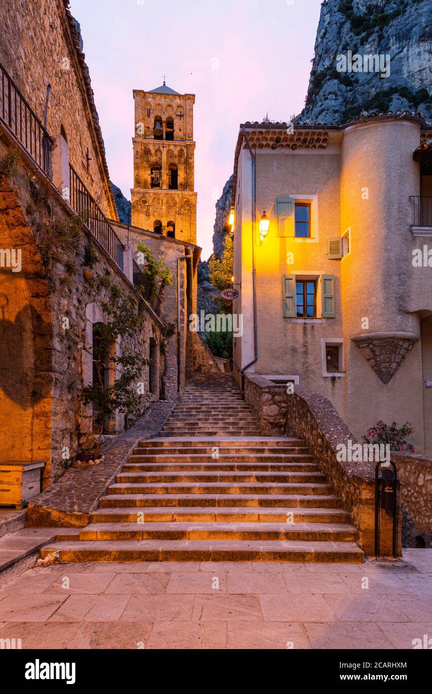 Stufen führen zur Kapelle in Moustiers Sainte Marie, Alpes de Hautes Provence, Frankreich Stockfoto