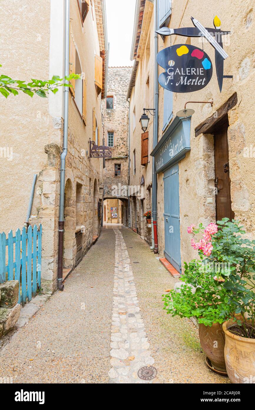 Eine schmale Straße in Moustiers Sainte Marie Stockfoto