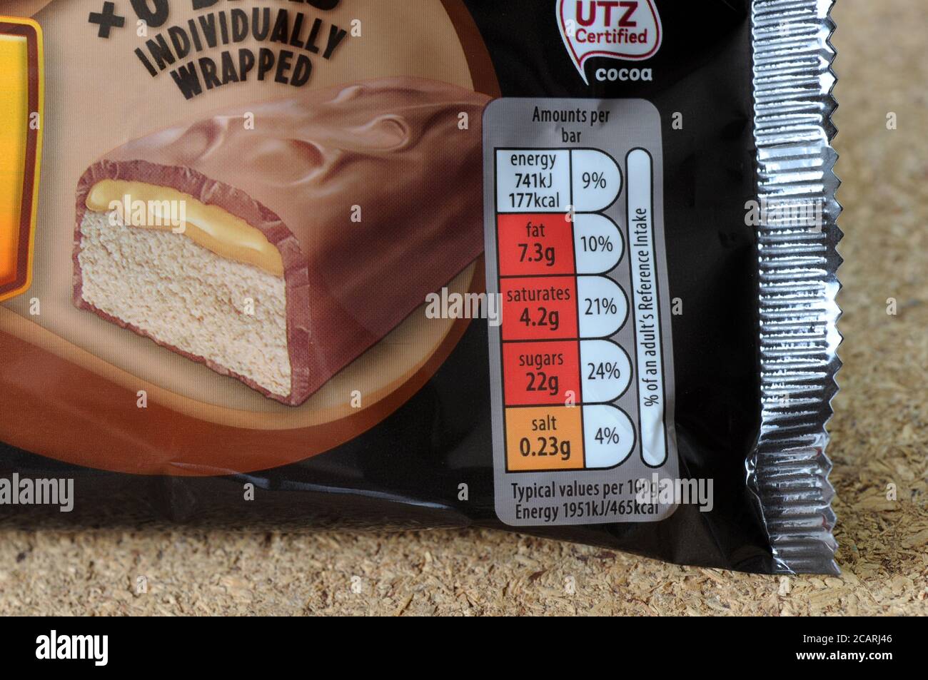 SCHOKOLADEN-BAR-PAKET ZEIGT VERKEHR LICHT KALORIEN WIEDER GESUND ESSEN KALORIEN ÜBERGEWICHT DIABETES LEBENSMITTEL KENNZEICHNUNG ETC UK Stockfoto