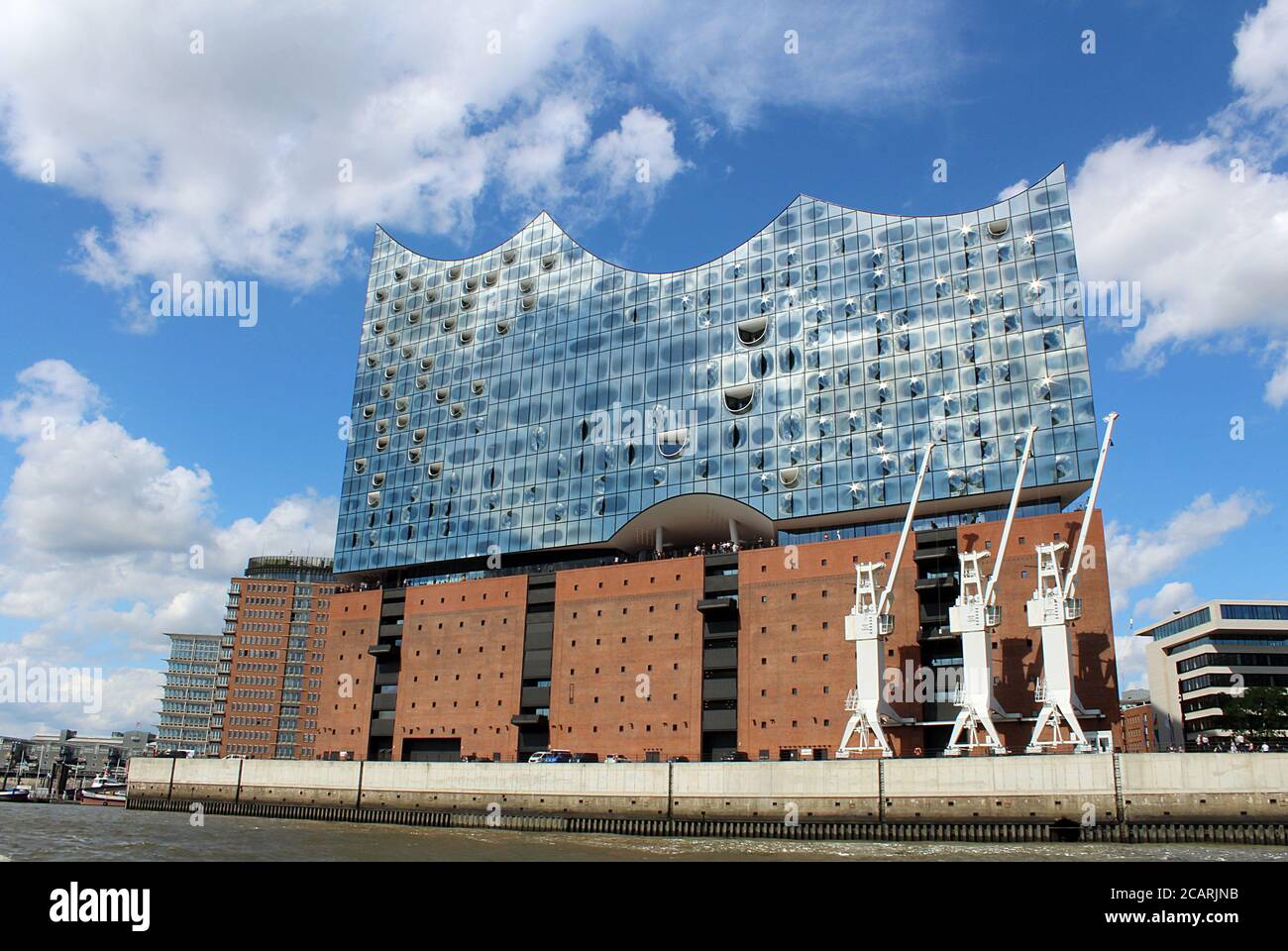 Hamburg, Deutschland - 28. Juli 2020: Die Elbphilharmonie in der Hamburger HafenCity von der Elbe aus gesehen. Stockfoto