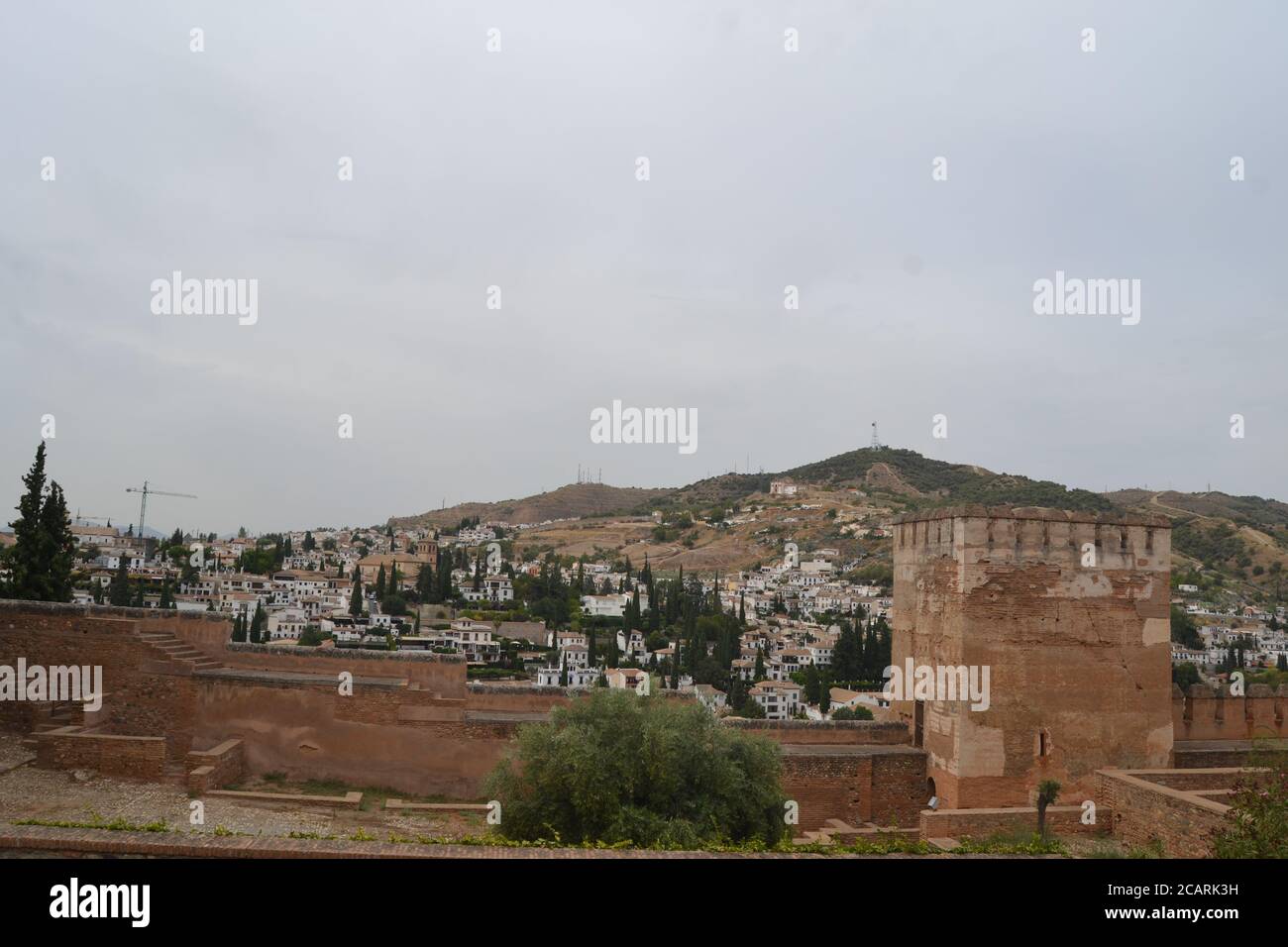 Mirador de San Nicolas mit Blick auf die Alhambra in Granada, Andalusien. Wir können auch den Pico Veleta in der Sierra Nevada sehen. Stockfoto