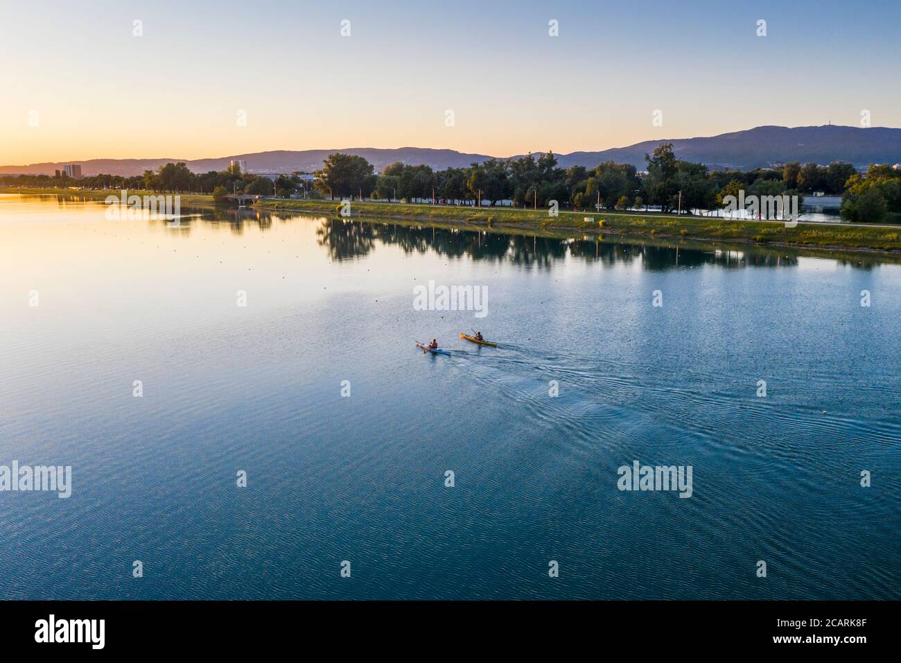 Kajakfahren bei Sonnenuntergang, Jarun See Stockfoto