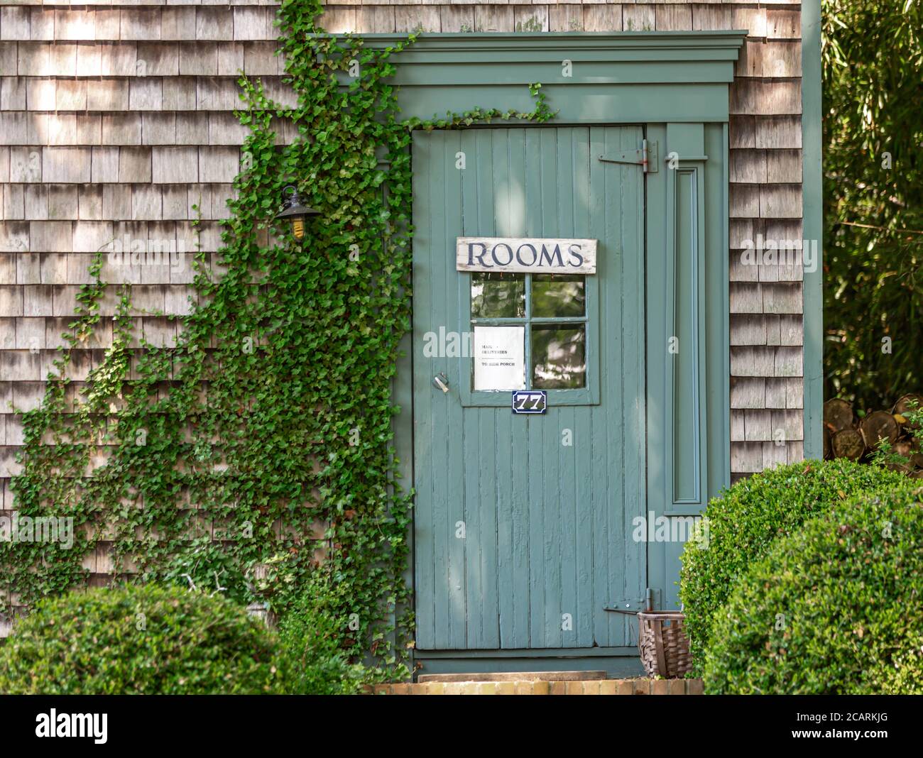 Nahaufnahme einer Tür zu einem East Hampton Village Haus, Blakes B & B, East Hampton, NY Stockfoto