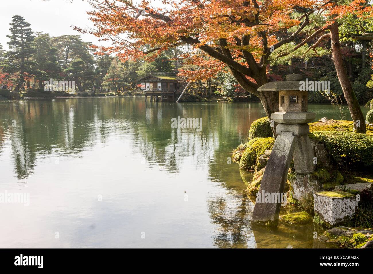 Kanazawa, Japan. Die Kotoji-toro Laterne in Kenroku-en, ein alter privater Garten und einer der drei Großen Gärten Japans (Nihon Sanmeien) Stockfoto