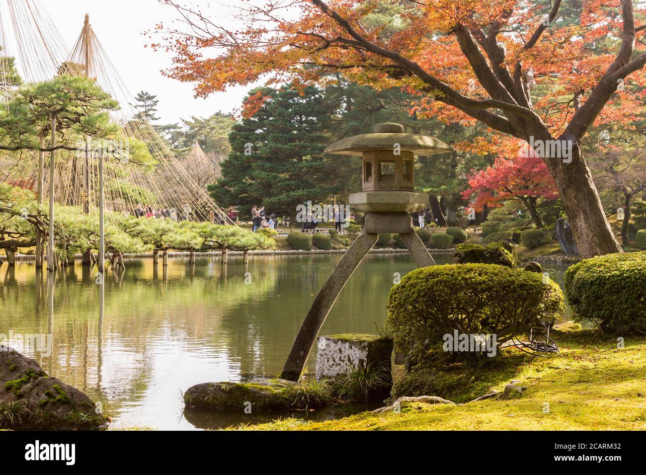 Kanazawa, Japan. Die Kotoji-toro Laterne in Kenroku-en, ein alter privater Garten und einer der drei Großen Gärten Japans (Nihon Sanmeien) Stockfoto