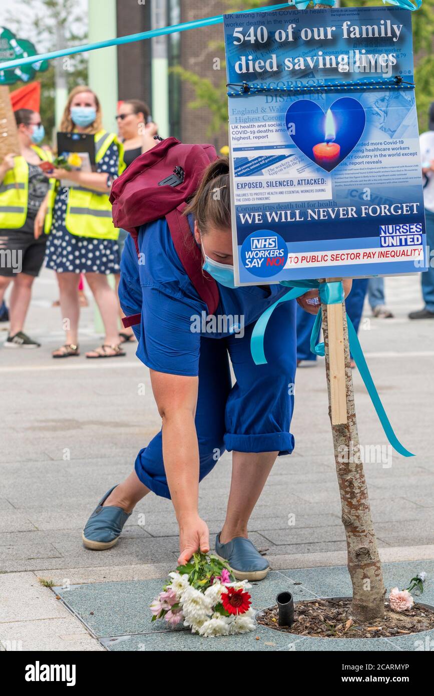 Ein NHS-Protest gegen die Verfehlung der Gehaltserhöhung im öffentlichen Sektor und zur Ehre des durch COVID-19 in Basildon, Essex, getöteten Gesundheitspersonals. Krankenschwester Stockfoto
