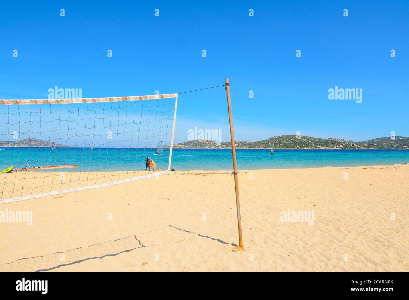 Strand Volleyballnetz und Surfbretter in Porto Pollo Strand, Sardinien Stockfoto