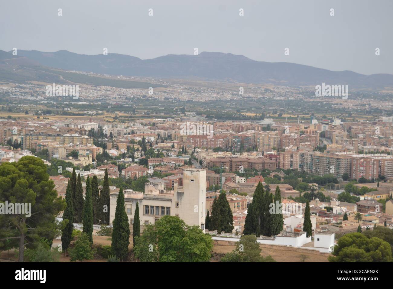 Mirador de San Nicolas mit Blick auf die Alhambra in Granada, Andalusien. Wir können auch den Pico Veleta in der Sierra Nevada sehen. Stockfoto