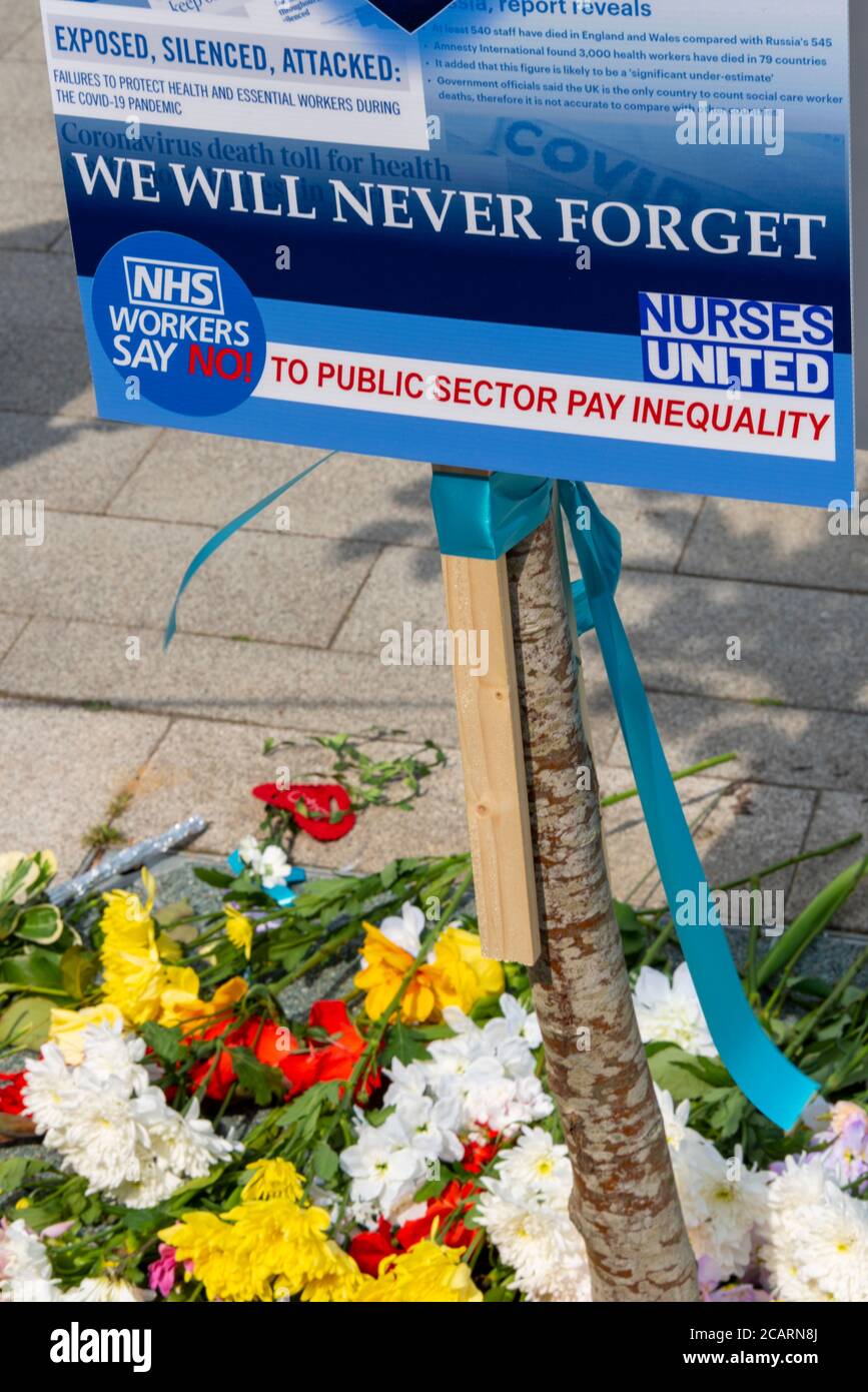 Tribute bei einem NHS-Protest gegen die Verfehlung der öffentlichen Gehälter und zu Ehren des durch COVID-19 in Basildon, Essex getöteten Gesundheitspersonals Stockfoto