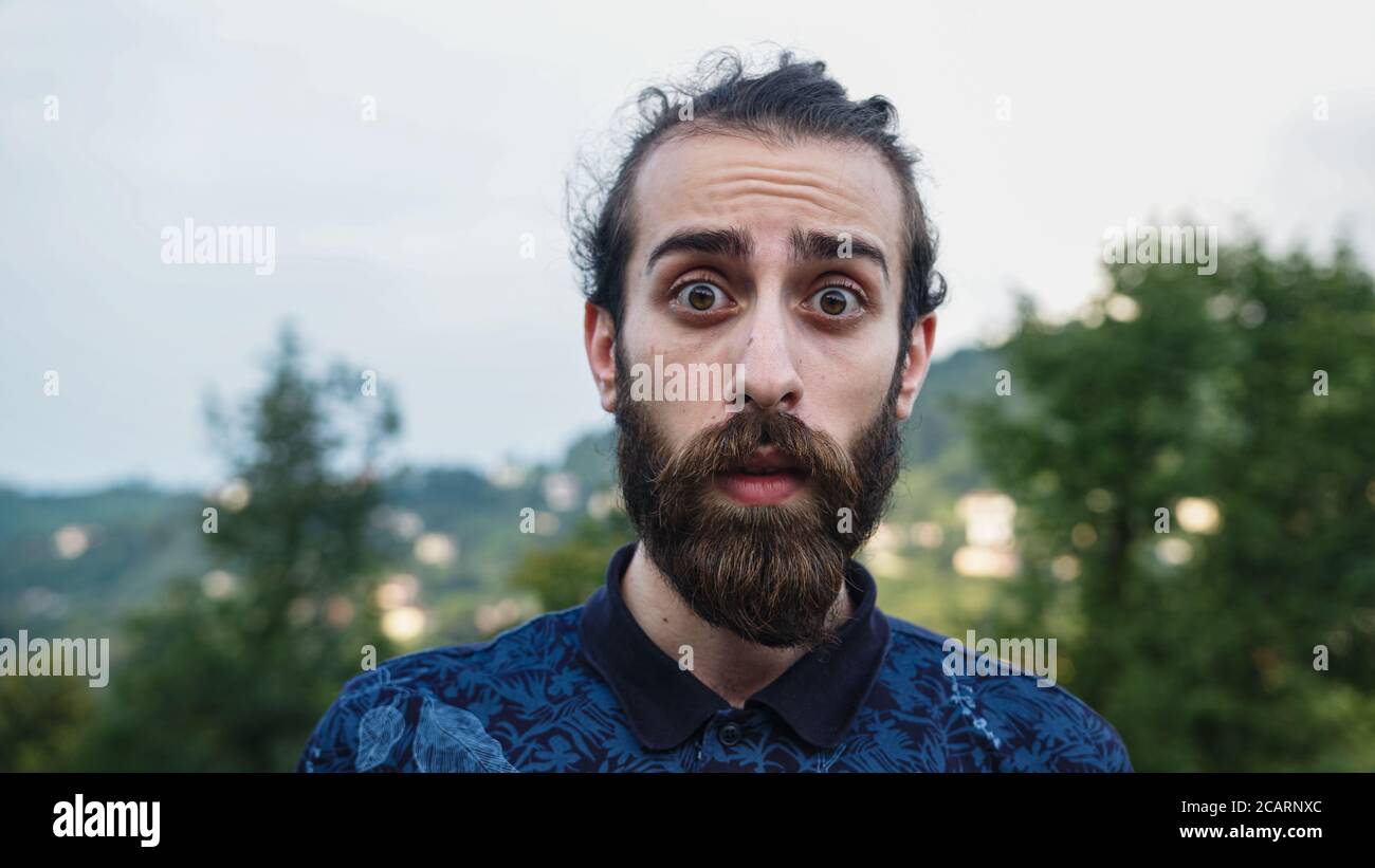 Junge weiße Haut schockiert Gesicht hübsch Hipster Person in der Natur Leben Stilkonzept Stockfoto