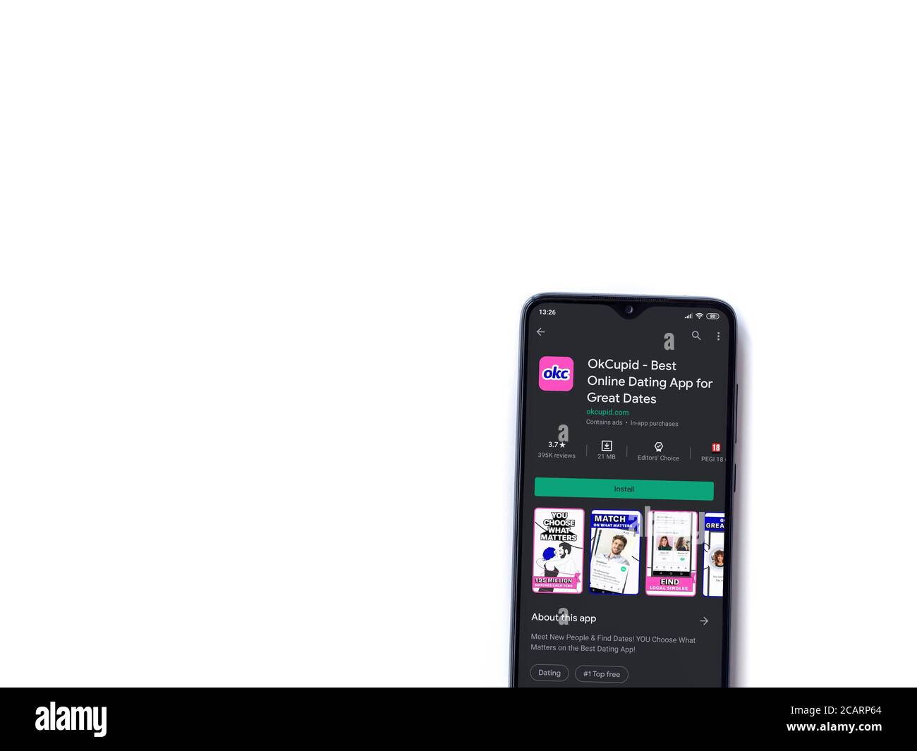 LOD, Israel - 8. Juli 2020: OkCupid App Play Store-Seite auf dem Display eines schwarzen Smartphone auf weißem Hintergrund isoliert. Draufsicht Wohnung lag wi Stockfoto
