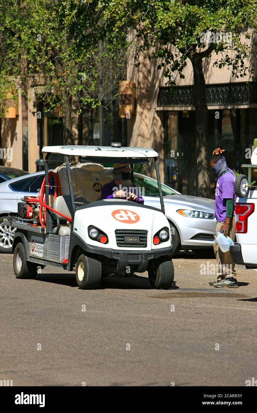 Downtown Tucson Service Fahrzeug mit Männern, die Masken während der Covid19 Pandemie trugen, die ihre Arbeit machten, um Tucson sauber zu halten. Stockfoto