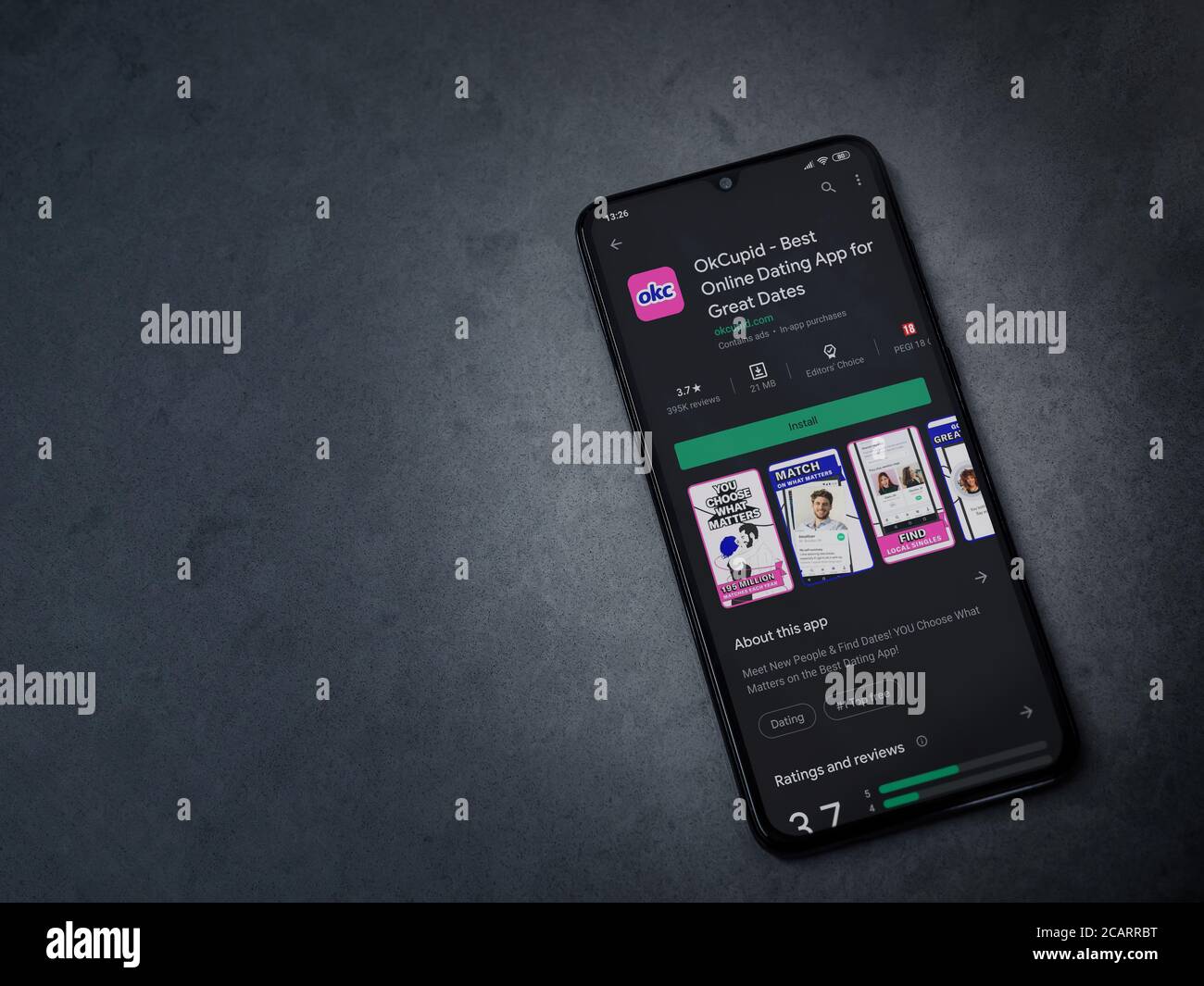LOD, Israel - 8. Juli 2020: OkCupid App Play Store-Seite auf dem Display eines schwarzen Smartphone auf dunklem Marmor Stein Hintergrund. Draufsicht flach liegend Stockfoto