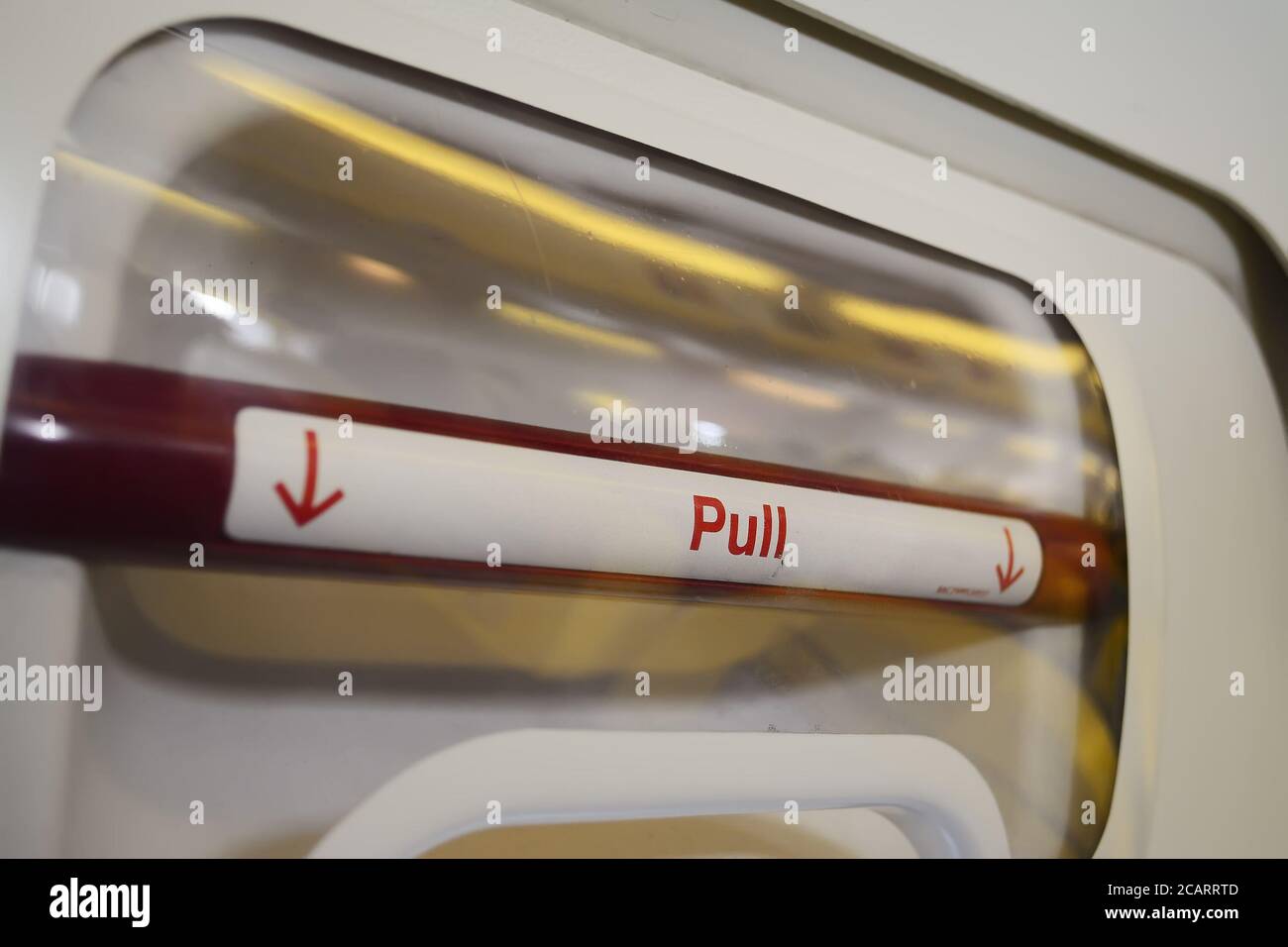 'Pull' auf einem Flugzeug Notausgang geschrieben Stockfoto