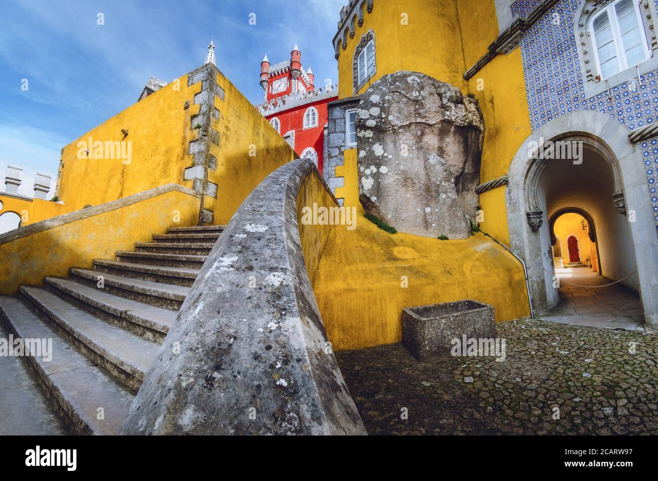 Sintra, Portugal - 4. Februar 2019: Außenansicht des Pena-Palastes, der berühmten bunten Burg aus der romantischen Zeit in Sintra, Portugal, am 4. februar Stockfoto