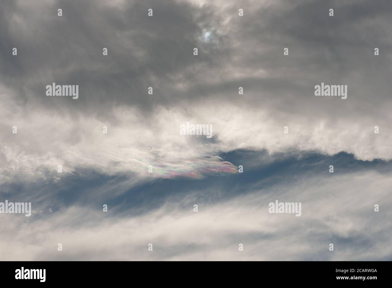 Sonnenhalos ein atmosphärisches optisches Phänomen, bestehend aus einem hellen Spot zu einer oder beiden Seiten der Sonne vorbei Brechung des Sonnenlichts durch Eiskristalle Stockfoto