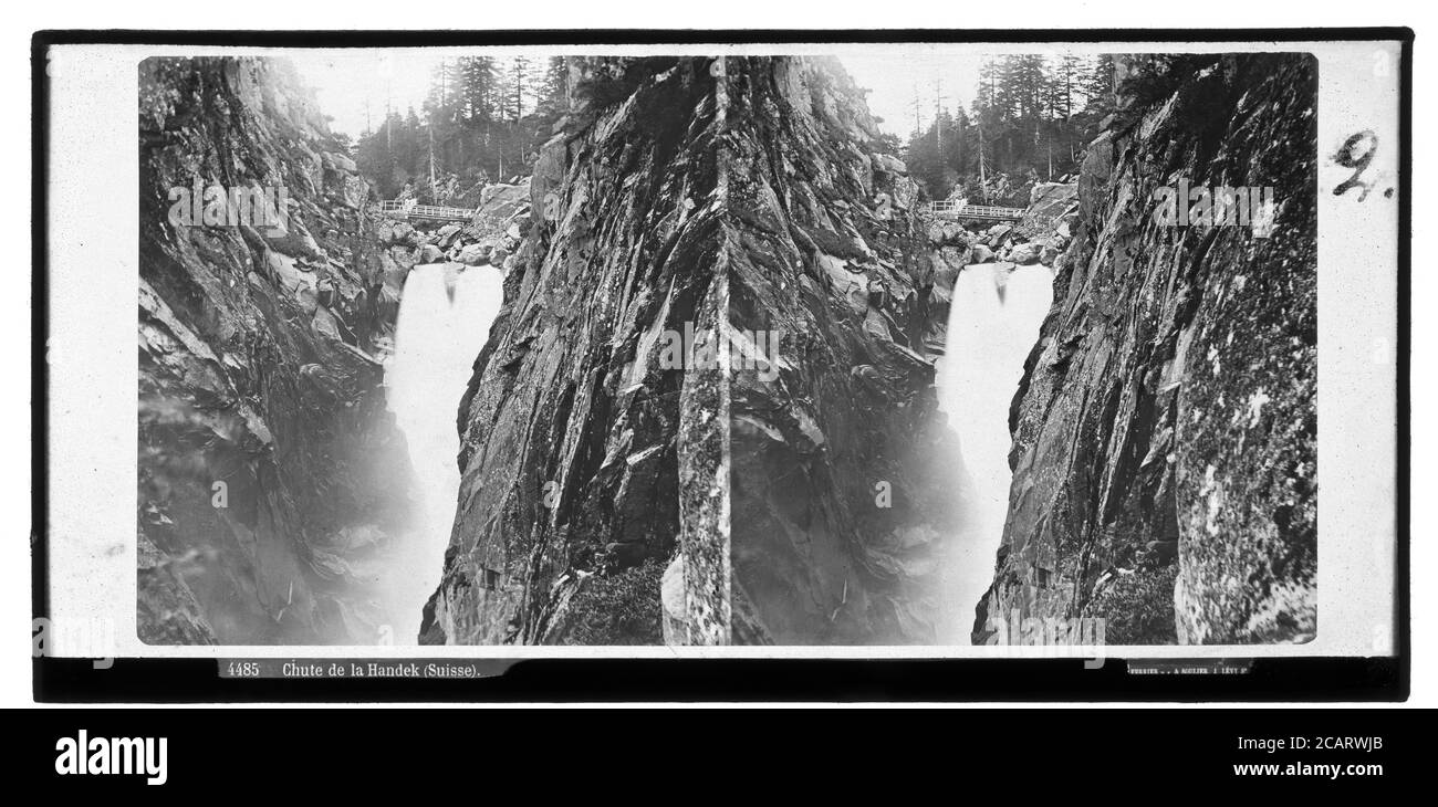 Ferrier P.F. & Soulier, J. Lévy Sr. Nr. 4485 Chute de la Handek (Suisse). Der Handeggfall ist ein 35 Meter hoher Wasserfall in den Aare und Arlenbach, südlich von Meiringen, bei Guttanen (Haslital) in der Region Berner Oberland, Schweiz (EuropäischeWasserfälle). Stereo-Fotografie auf Glasplatte um 1870. Stockfoto