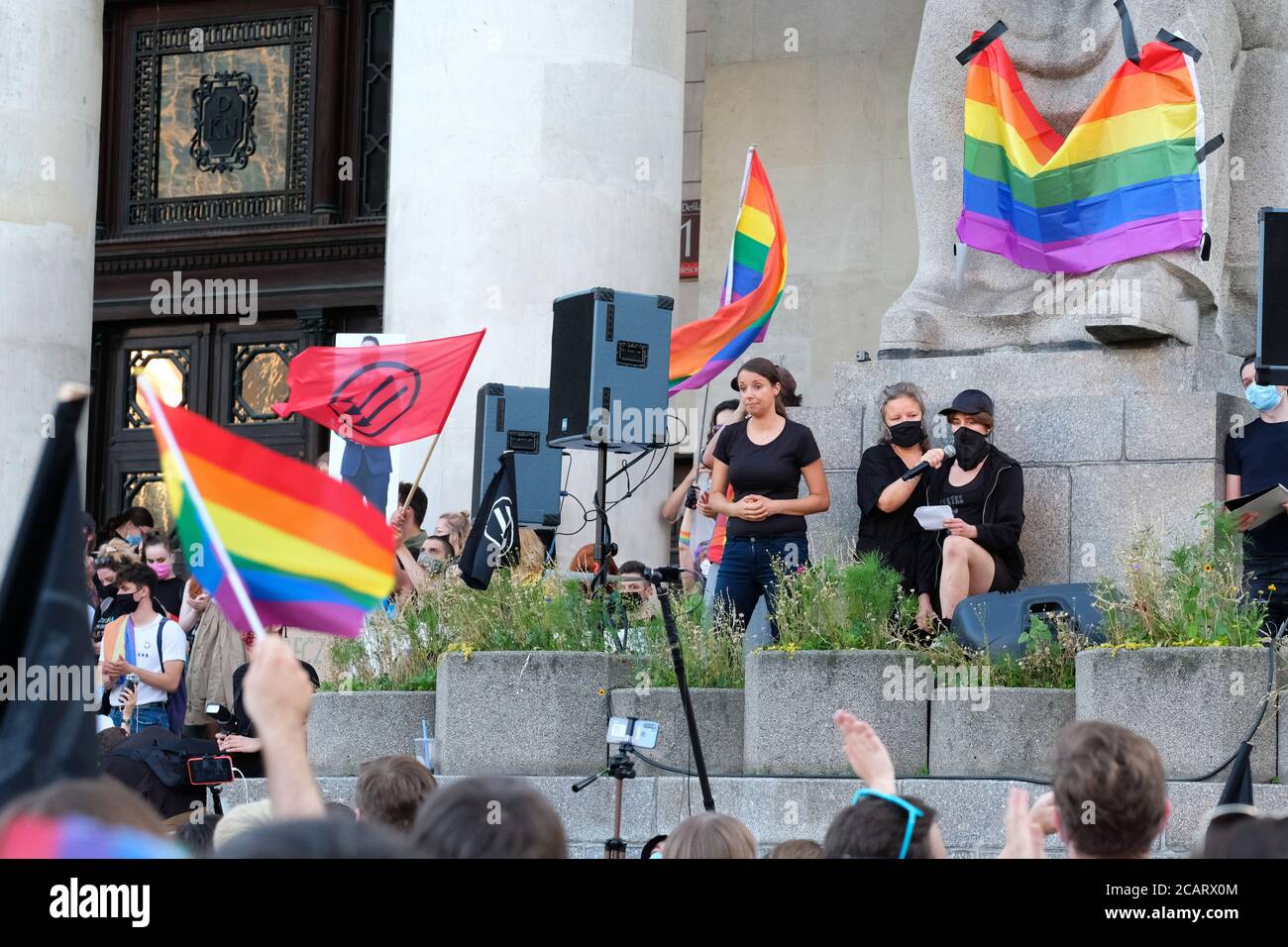 Warschau, Polen - Samstag, 8. August 2020 - EINE große Menge von LGBT-Demonstranten und -Unterstützern nimmt am Samstagabend an einer Demonstration im Kulturpalast in der Warschauer Innenstadt Teil, die Gleichberechtigung und ein Ende der Diskriminierung in Polen fordert. Die PiS-Parteiregierung und Präsident Duda stehen der polnischen LGBT-Gemeinschaft feindlich gegenüber. Foto Steven May / Alamy Live News Stockfoto