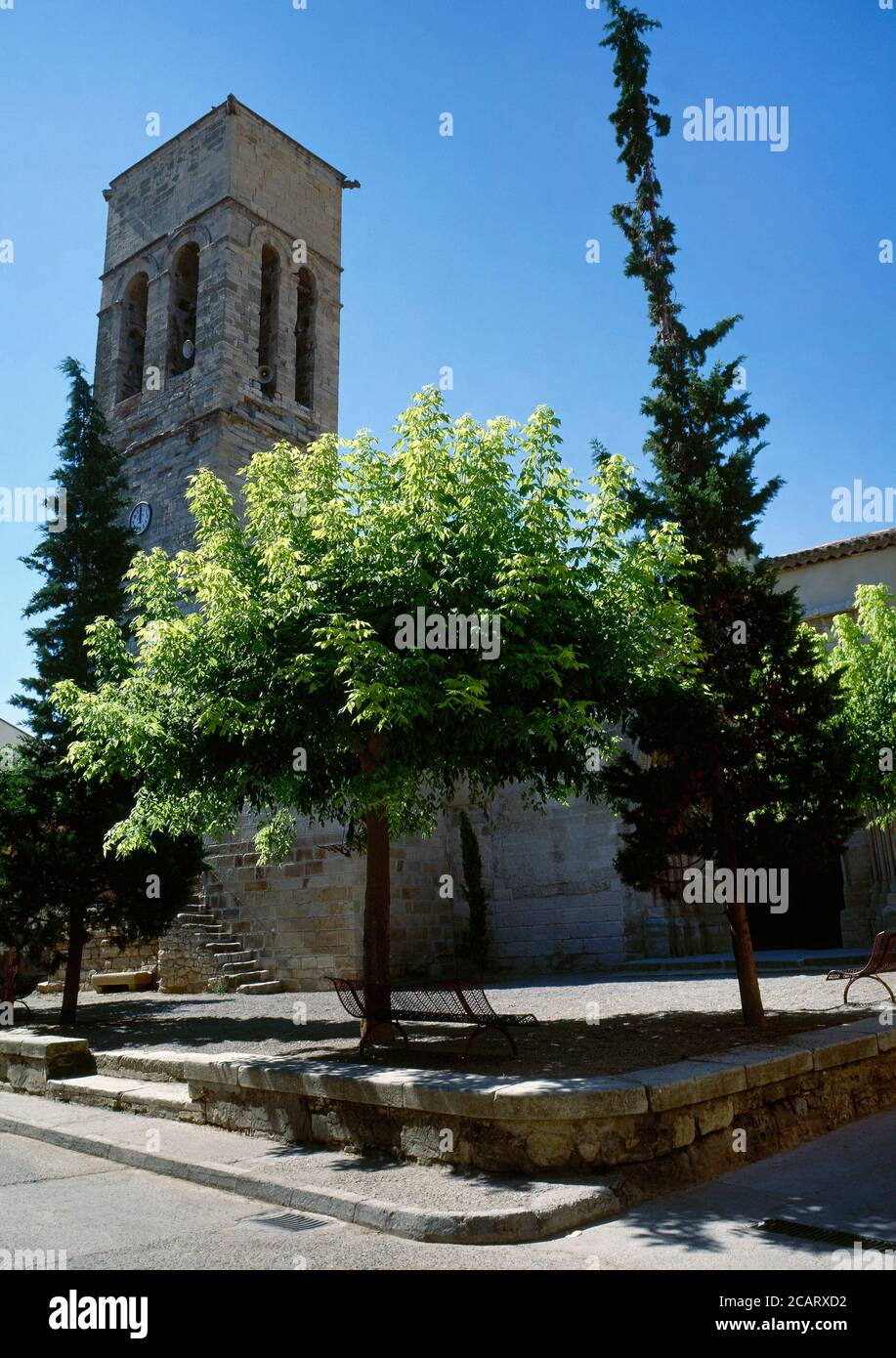 Spanien, Katalonien, Provinz Lleida, Urgell, Vilagrassa. Kirche Santa Maria. Gebäude romanischen Ursprungs, später renoviert und mischen mit verschiedenen Stilen. Der quadratische Glockenturm gehört zur Übergangszeit von der Romanik zum gotischen Stil. Es bietet eine besondere Perspektive wegen seiner Neigung. Stockfoto