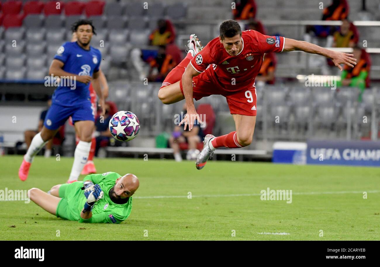 München, Deutschland. August 2020. Fußball: Champions League, K.O.-Runden, Runde 16, zweite Etappe: FC Bayern München - FC Chelsea in der Allianz Arena. Chelsea-Torwart Willy Caballero (unten) und der Münchner Robert Lewandowski (r) kämpfen um den Ball. Caballero von Chelsea räumt nach einer Herausforderung auf den Bayern-Lewandowski einen Elfmeterstoß ein. Quelle: Sven Hoppe/dpa/Alamy Live News Stockfoto